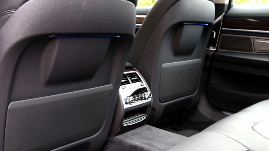 Интерьер BMW 740e iPerformance (G11) 2018 года  (NA) (фото 28 из 40)